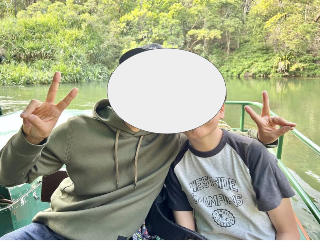 船頭のガイドとともに湖を巡ります